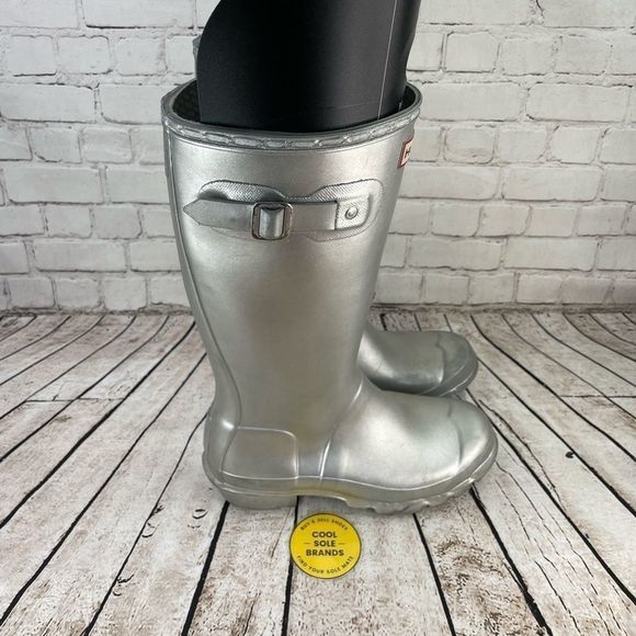 Hunter boots. It fits women size 5. Silver - Picture 2 of 14